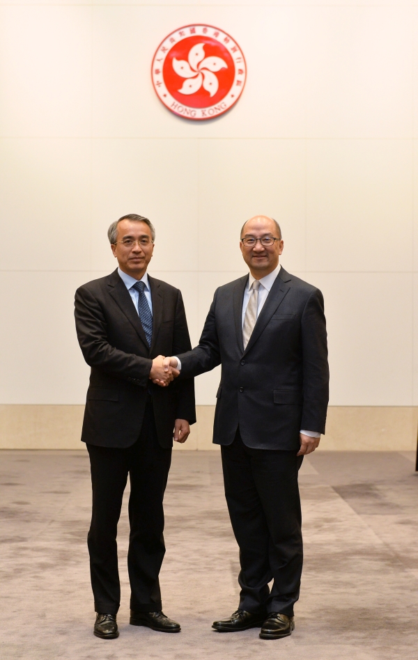 The Secretary for Constitutional and Mainland Affairs, Mr Raymond Tam, and the Vice Mayor of the People's Government of Guangzhou Municipality, Mr Cai Chaolin, co-chaired the third meeting of the Hong Kong/Guangzhou Co-operation Working Group at the Central Government Offices in Tamar today (December 17). Photo shows Mr Tam (right) and Mr Cai shaking hands before the meeting.