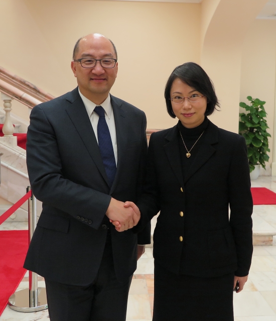 Mr Tam (left) met with the Chief-of-Office of the Office of the Chief Executive of the Macau SAR, Ms O Lam (right), to exchange views on issues of common concern. Picture shows Mr Tam shaking hands with Ms Lam before the meeting.