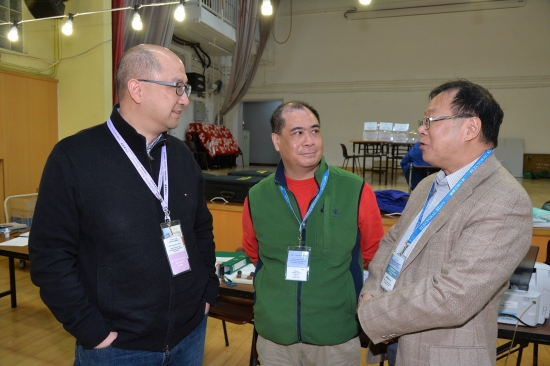 The Secretary for Constitutional and Mainland Affairs, Mr Raymond Tam, visited a Legislative Council New Territories East geographical constituency by-election polling station set up at Wan Tau Tong Neighbourhood Community Centre in Tai Po this afternoon (February 28). Photo shows Mr Tam (left) chatting with staff at the polling station.