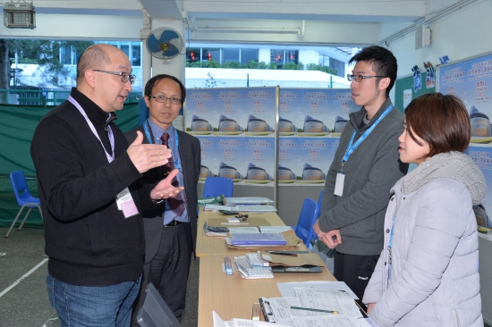 譚志源（左一）巡視立法會新界東地方選區補選設於沙田慈航學校的投票站，實地了解投票安排。