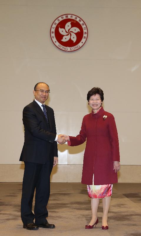 Mrs Lam (right) and Mr Xu (left) shake hands before the meeting.