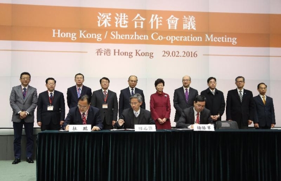 Mrs Lam (back row, sixth left) and Mr Xu (back row, fifth left) witness the signing of the "Co-operation Arrangement for Trial Implementation of Hong Kong Construction Model in Qianhai Shenzhen-Hong Kong Modern Service Industry Cooperation Zone of Shenzhen" by the Permanent Secretary for Development (Works), Mr Hon Chi-keung (front row, centre); the Director-General of the Housing and Construction Bureau of Shenzhen Municipality, Mr Yang Shengjun (front row, first right); and the Director-General of the Management Authority of the Qianhai Shenzhen-Hong Kong Modern Service Industry Cooperation Zone of Shenzhen, Dr Du Peng (front row, first left).