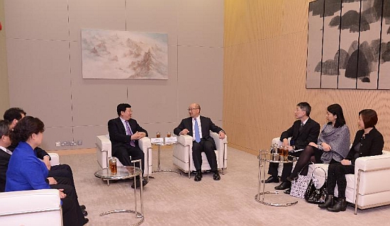 The Secretary for Constitutional and Mainland Affairs, Mr Raymond Tam (fourth right), meets with a delegation led by the Vice Governor of Hunan Province, Mr Chen Xiangqun (fifth right), today (March 29) to exchange views on co-operation between Hong Kong and Hunan Province in areas such as trade and business.
