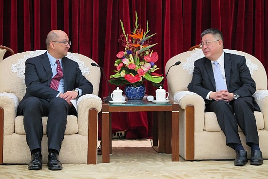 Mr Tam (left) called on the Deputy Secretary-General of the Shanghai Municipal People's Government, Mr Yu Beihua, this afternoon to exchange views on co-operation between Hong Kong and Shanghai and the latest developments of the two places.