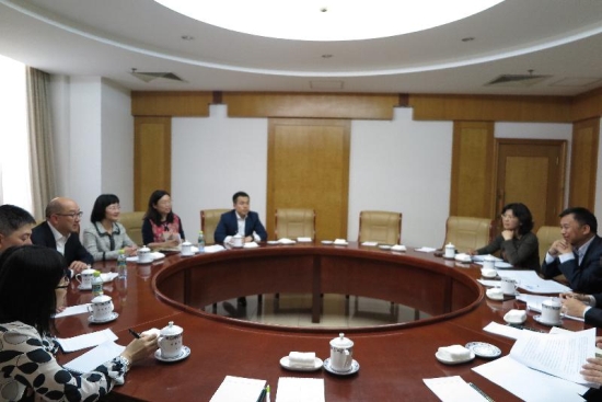 Mr Tam (third left) met with the Director-General of the Department of Regional Economy of the National Development and Reform Commission, Mr Liu Sushe (far right), this afternoon to exchange views on regional co-operation and other issues of common concern. On his left is the Permanent Secretary for Constitutional and Mainland Affairs, Ms Chang King-yiu.