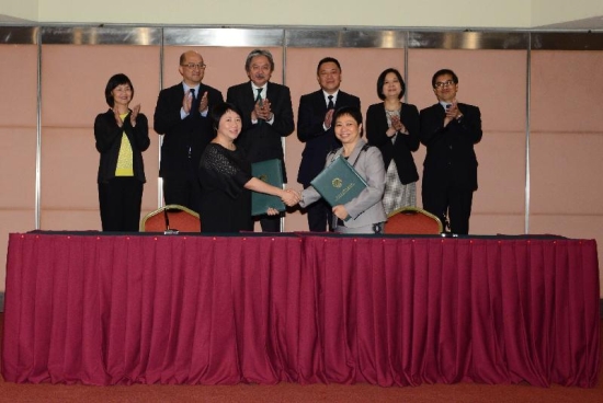 Back row, from left: the Permanent Secretary for Constitutional and Mainland Affairs, Ms Chang King-yiu; the Secretary for Constitutional and Mainland Affairs, Mr Raymond Tam; the Financial Secretary, Mr John C Tsang; the Secretary for Economy and Finance of the Macau Special Administrative Region (SAR), Mr Lionel Leong; the Chief of Office of the Secretary for Economy and Finance of the Macau SAR, Ms Lok Kit-sim; and the Assessor of the Office of the Chief Executive, Mr Kou Chin-hung, witness the initialling of the draft main text of the Hong Kong SAR and Macao SAR Closer Economic Partnership Arrangement today (July 15) in Macau. On the front row are the Deputy Director-General of Trade and Industry, Miss Winky So (left), and the Acting Director of Macao Economic Services of the Macau SAR, Ms Chan Tze-wai (right).