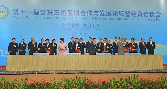 The Secretary for Commerce and Economic Development, Mr Gregory So (back row, first right), and other officials of the Pan-Pearl River Delta region witness the signing ceremony of co-operation projects at the 11th Pan-Pearl River Delta Regional Co-operation and Development Forum and Trade Fair in Guangzhou, Guangdong Province, today (August 25).
