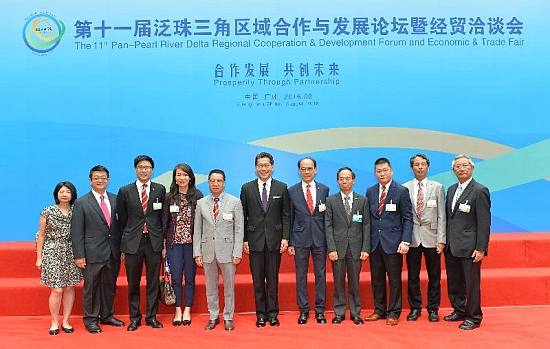 The Secretary for Commerce and Economic Development, Mr Gregory So (centre), is pictured with the Hong Kong Special Administrative Region Government delegation at the 11th Pan-Pearl River Delta Regional Co-operation and Development Forum and Trade Fair in Guangzhou, Guangdong Province, today (August 25).