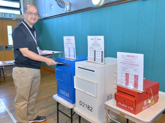 The Secretary for Constitutional and Mainland Affairs, Mr Raymond Tam, casts his vote (geographical constituency) in the 2016 Legislative Council General Election at the polling station at Sai Ying Pun Community Complex Community Hall this morning (September 4).