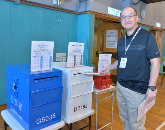 The Secretary for Constitutional and Mainland Affairs, Mr Raymond Tam, casts his vote (District Council (second) functional constituency) in the 2016 Legislative Council General Election at the polling station at Sai Ying Pun Community Complex Community Hall this morning (September 4).