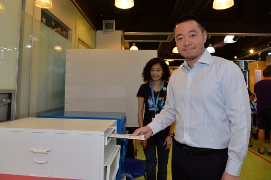 The Under Secretary for Constitutional and Mainland Affairs, Mr Ronald Chan, casts his vote (District Council (second) functional constituency) in the 2016 Legislative Council General Election at the polling station at HKYWCA Western District Integrated Social Service Centre this morning (September 4).