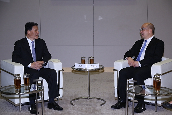 The Secretary for Constitutional and Mainland Affairs, Mr Raymond Tam (right), meets with the Vice-Governor of Shandong Province, Mr Xia Geng (left), today (September 20) to exchange views on co-operation and exchanges between Hong Kong and Shandong on various fronts. The two sides also discussed issues relating to the organisation of celebration events to be held in Shandong to mark the 20th anniversary of the establishment of the Hong Kong Special Administrative Region next year.