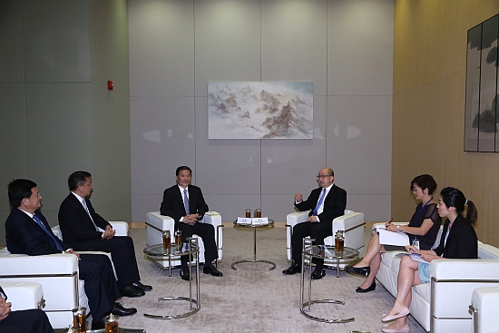 The Secretary for Constitutional and Mainland Affairs, Mr Raymond Tam (third right), meets with the Vice-Governor of Shandong Province, Mr Xia Geng (third left), today (September 20) to exchange views on co-operation and exchanges between Hong Kong and Shandong on various fronts. The two sides also discussed issues relating to the organisation of celebration events to be held in Shandong to mark the 20th anniversary of the establishment of the Hong Kong Special Administrative Region next year.