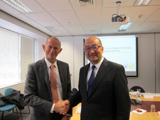 The Secretary for Constitutional and Mainland Affairs, Mr Raymond Tam (right), meets with the Chief Electoral Officer of New Zealand's Electoral Commission, Mr Robert Peden (left), in Wellington, New Zealand, this afternoon (September 22).