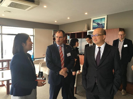 The Secretary for Constitutional and Mainland Affairs, Mr Raymond Tam, attended a breakfast meeting organised by the Hong Kong New Zealand Business Association in Auckland, New Zealand, this morning (September 23). Photo shows Mr Tam (front right) exchanging views with members of the association before the breakfast meeting.
