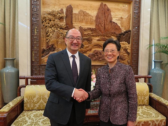 The Secretary for Constitutional and Mainland Affairs, Mr Raymond Tam, meets with the Vice-Governor of Zhejiang Province, Ms Liang Liming, in Hangzhou today (November 23) to exchange views on strengthening co-operation between Hong Kong and Zhejiang. Photo shows Mr Tam (left) and Ms Liang shaking hands after the meeting.
