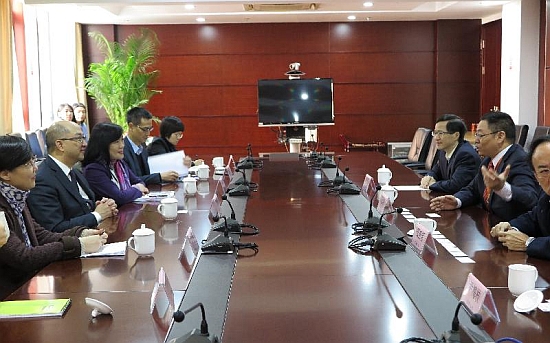 The Secretary for Constitutional and Mainland Affairs, Mr Raymond Tam, visited a railway company in Hangzhou today (November 24) to learn about the urban development and transport infrastructure of the municipality. Photo shows Mr Tam (second left) meeting with the senior management of the company.