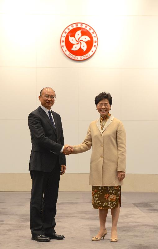 政務司司長林鄭月娥今日（一月三日）下午與廣東省委常委、深圳市委書記、市長許勤在添馬政府總部會議廳共同主持深港合作會議。圖示林鄭月娥（右）與許勤（左）在會議前握手。