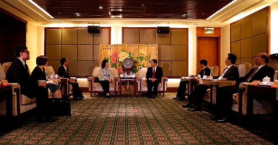The Permanent Secretary for Constitutional and Mainland Affairs, Ms Chang King-yiu (fourth left), pays a courtesy call on the Secretary of the Communist Party of China Guangxi Zhuang Autonomous Region Committee, Mr Peng Qinghua (fifth left), in Nanning today (May 10).