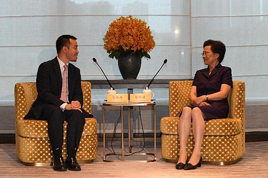 The Under Secretary for Constitutional and Mainland Affairs, Mr Ronald Chan (left), meets with the Vice Governor of the Zhejiang Provincial Government, Ms Liang Liming (right), in Hangzhou today (June 5).