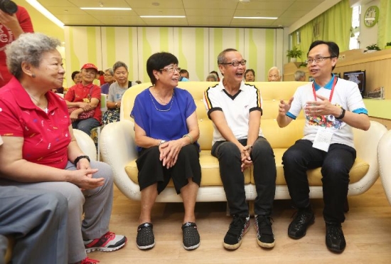 The Secretary for Constitutional and Mainland Affairs, Mr Patrick Nip (right), chats with the elderly at the Po Leung Kuk Lau Chan Siu Po District Elderly Community Centre today (July 18) to learn about their daily life and needs.