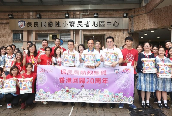 The Secretary for Constitutional and Mainland Affairs, Mr Patrick Nip (front row, fifth right), and the District Officer (Kwun Tong), Mr Steve Tse (front row, fourth right), are pictured with volunteers and colleagues of the Constitutional and Mainland Affairs Bureau before distributing gift packs to elderly households under the "Celebrations for All" project in Kwun Tong District today (July 18).