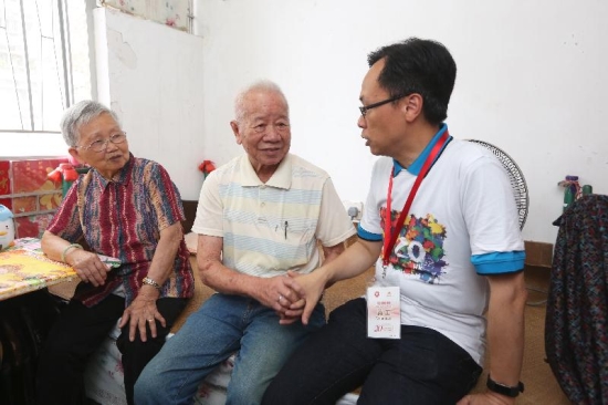 The Secretary for Constitutional and Mainland Affairs, Mr Patrick Nip (right), visits an elderly family in Kwun Tong District today (July 18) under the "Celebrations for All" project. Photo shows Mr Nip chatting with the elderly people.