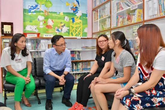 The Secretary for Constitutional and Mainland Affairs, Mr Patrick Nip (second left), visited the Yan Chai Hospital Yuen Yuen Institute Early Education and Training Centre today (July 28). During the visit, Mr Nip met with several parents and listened to their views and needs.