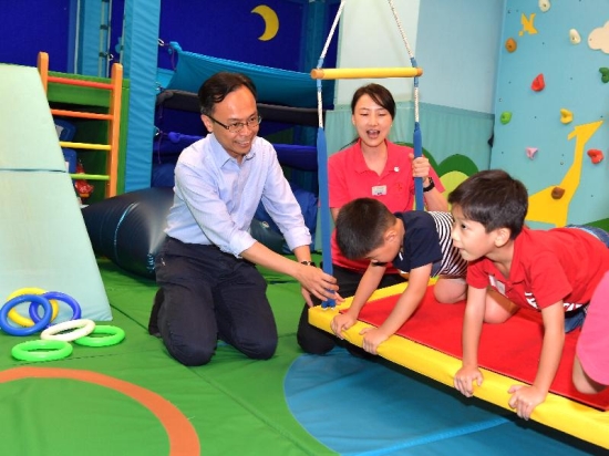 The Secretary for Constitutional and Mainland Affairs, Mr Patrick Nip, visited the Yan Chai Hospital Yuen Yuen Institute Early Education and Training Centre today (July 28). Picture shows Mr Nip (left) giving encouragement to children under rehabilitative training.