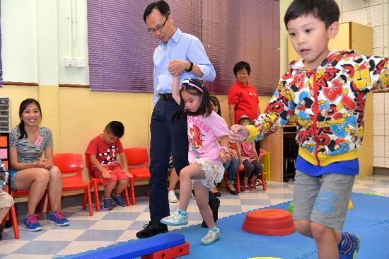 The Secretary for Constitutional and Mainland Affairs, Mr Patrick Nip, visited the Yan Chai Hospital Yuen Yuen Institute Early Education and Training Centre today (July 28). Picture shows Mr Nip (third left) assisting in conducting rehabilitative training of the children.
