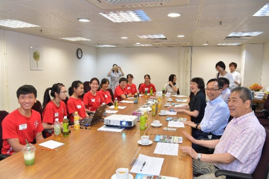 The Secretary for Constitutional and Mainland Affairs, Mr Patrick Nip (second right), today (July 28) met with members of the Tsuen Wan District Youth Corps, sharing views on a range of social and youth issues.