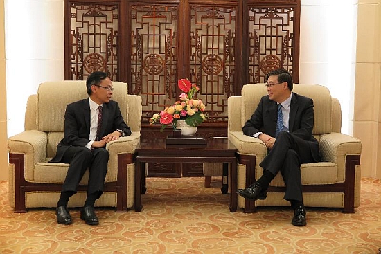 政制及內地事務局局長聶德權（左）今日（八月十五日）在北京與外交部香港澳門台灣事務司司長馮鐵會面。
