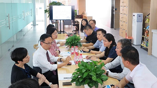 政制及內地事務局局長聶德權（左二）今日（八月十五日）下午到訪中關村京港澳青年創新創業中心，並與香港年輕創業者會面，了解他們的創業經驗和在北京生活的情況。