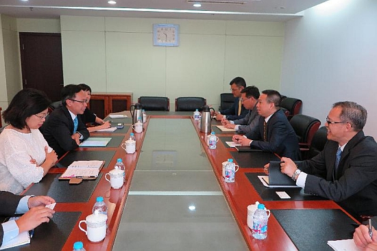 政制及內地事務局局長聶德權（左二）今日（八月十六日）在北京與國務院港澳事務辦公室副主任黃柳權（右二）會面。