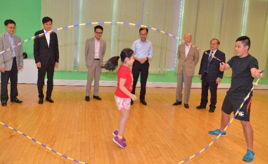The Secretary for Constitutional and Mainland Affairs, Mr Patrick Nip (fourth right), today (August 29) tours the sport facilities in the Yuen Long District Sports Association Jockey Club Complex and watches children practising rope skipping in a class.