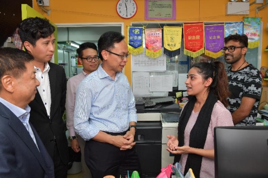 The Secretary for Constitutional and Mainland Affairs, Mr Patrick Nip (third right), today (August 29) visits the Yuen Long Town Hall Support Service Centre for Ethnic Minorities and exchanges views with people from ethnic minorities to learn about their daily life.