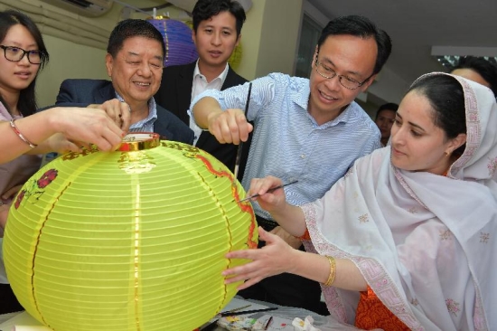The Secretary for Constitutional and Mainland Affairs, Mr Patrick Nip (second right), today (August 29) paints lanterns with people from ethnic minorities to bring out the festive mood of the Mid-Autumn Festival.