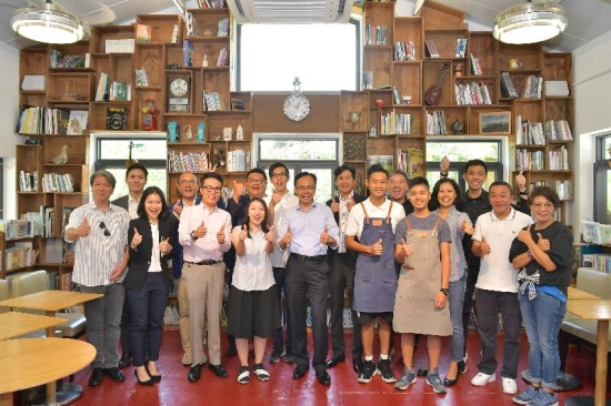 The Secretary for Constitutional and Mainland Affairs, Mr Patrick Nip, today (August 29) chats with young people at the Kam Tin Glocal Youth Hub to learn about their needs. Picture shows Mr Nip (front row, fifth left) with young people and staff members of the Youth Hub.