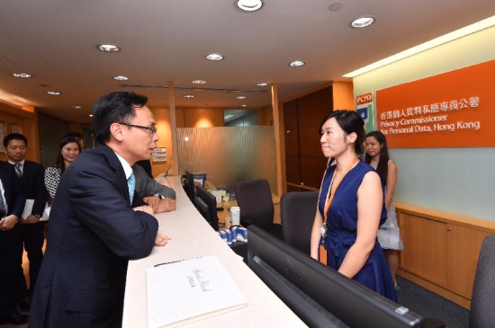 The Secretary for Constitutional and Mainland Affairs, Mr Patrick Nip, visits the Office of the Privacy Commissioner for Personal Data (PCPD) today (September 5). Mr Nip (left) tours PCPD's main office and chats with a staff member to learn about the challenges she encounters during work.