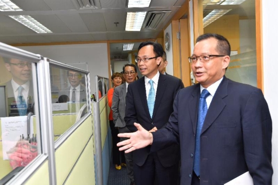 The Secretary for Constitutional and Mainland Affairs, Mr Patrick Nip, visits the Office of the Privacy Commissioner for Personal Data (PCPD) today (September 5). Picture shows Mr Nip (second right) touring the office of the PCPD.