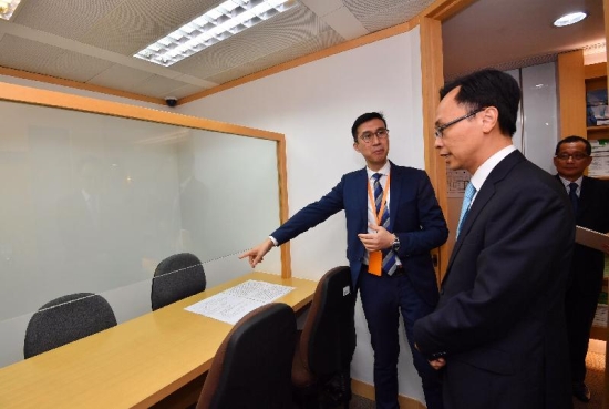 The Secretary for Constitutional and Mainland Affairs, Mr Patrick Nip, visits the Office of the Privacy Commissioner for Personal Data today (September 5). Picture shows Mr Nip (right) touring the interview room and is being briefed on the procedures in handling complaints.