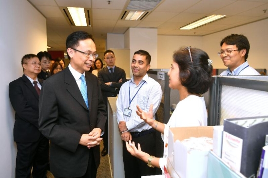 The Secretary for Constitutional and Mainland Affairs, Mr Patrick Nip, visited the Equal Opportunities Commission (EOC) today (September 6). Photo shows Mr Nip (second left), accompanied by the Chairman of the EOC, Professor Alfred Chan (first left), exchanging views with staff members of the Ethnic Minority Unit to understand more about their work in promoting equal opportunities for ethnic minorities.