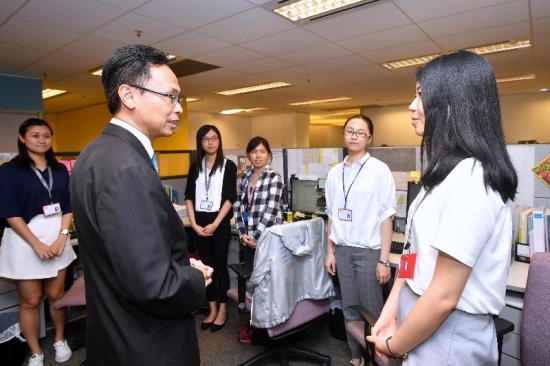 The Secretary for Constitutional and Mainland Affairs, Mr Patrick Nip, visited the Equal Opportunities Commission today (September 6). Photo shows Mr Nip speaking with interns at the Corporate Communications Division to understand their work.