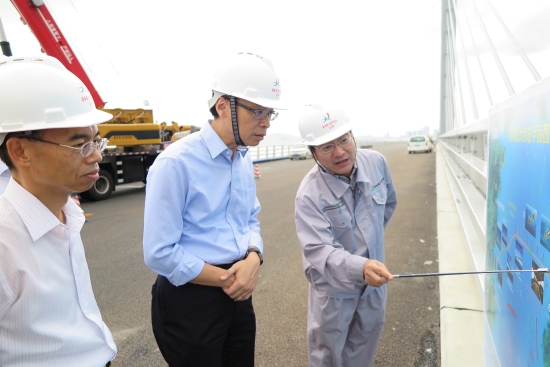 The Secretary for Constitutional and Mainland Affairs, Mr Patrick Nip, today (September 7) started his visit to three cities in the Guangdong-Hong Kong-Macao Bay Area. Photo shows Mr Nip (centre) visiting the Hong Kong-Zhuhai-Macao Bridge in Zhuhai to learn about construction progress. Also pictured is the Director of the Hong Kong Economic and Trade Office in Guangdong, Mr Albert Tang (left).