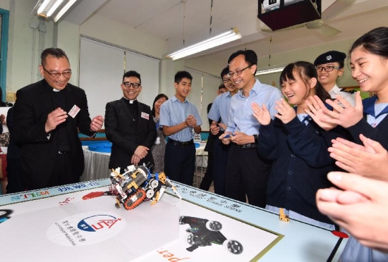 The Secretary for Constitutional and Mainland Affairs, Mr Patrick Nip, toured the STEM lab at SKH All Saints’ Middle School today (September 15) and was shown various creative projects by the students. Picture shows Mr Nip (fourth right) playing with a robot made by the students.