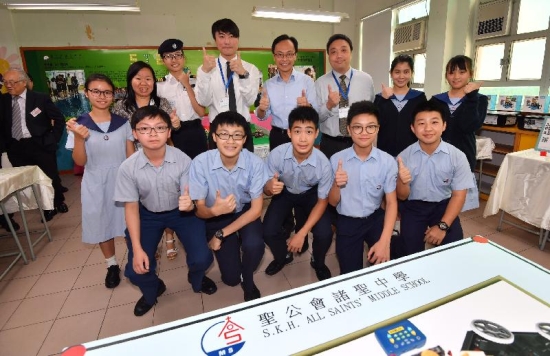 The Secretary for Constitutional and Mainland Affairs, Mr Patrick Nip, toured the STEM lab at SKH All Saints’ Middle School today (September 15) and was shown various creative projects by the students. Picture shows Mr Nip (back row, fourth right) in a group photo with the students.
