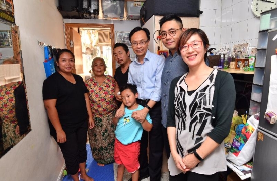 The Secretary for Constitutional and Mainland Affairs, Mr Patrick Nip (third right), visits an ethnic minority family in Yau Tsim Mong District today (September 15) to learn about their daily life and needs.