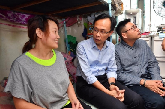 The Secretary for Constitutional and Mainland Affairs, Mr Patrick Nip (centre), visits a newly arrived family in Yau Tsim Mong District today (September 15) to learn about their daily life and needs.
