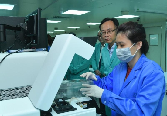 政制及内地事务局局长聂德权（右二）今日（九月二十七日）参观香港华大基因科技服务有限公司，了解公司的运作。