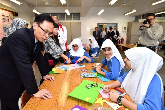政制及內地事務局局長聶德權（左）今日（十一月十七日）到訪伊斯蘭脫維善紀念中學，並到縫紉室參觀學生上課情況。